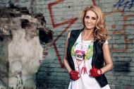 Cine i-a schimbat look-ul Juliei Jianu? Afla cine o lauda pe cantareata! Julia Jianu are un look nou si asta datorita stilistei Crisa Kyra!
