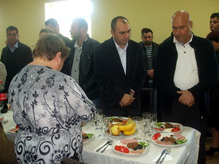 gabriele si mihaili la hramul bisericii de la izvoru marece spun parintele ceplinschi si primarul valentin gabriele si mihaili la hramul bisericii de la izvoru marece spun parintele ceplinschi si primarul valentin
