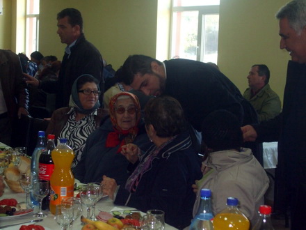 gabriele si mihaili la hramul bisericii de la izvoru marece spun parintele ceplinschi si primarul valentin gabriele si mihaili la hramul bisericii de la izvoru marece spun parintele ceplinschi si primarul valentin