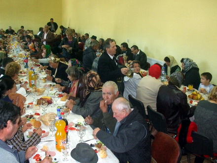 gabriele si mihaili la hramul bisericii de la izvoru marece spun parintele ceplinschi si primarul valentin gabriele si mihaili la hramul bisericii de la izvoru marece spun parintele ceplinschi si primarul valentin
