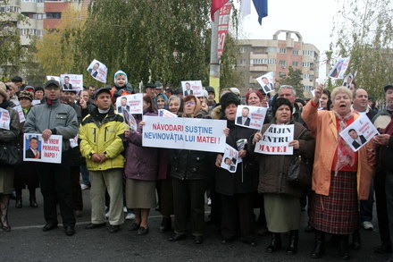 fotoreportaj cum a fost la mitingul de la navodari pentru eliberarea lui nicolae matei 81143 387008 fotoreportaj cum a fost la mitingul de la navodari pentru eliberarea lui nicolae matei 81143 387008