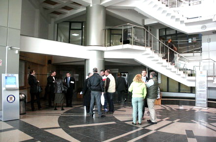 politist_Palatul_justitiei_sala_pasilor_pierduti.jpg