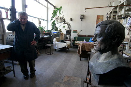 pnl a facut comanda artistul a realizat opera in bronz bustul fostului viceprimar petrache trandafir pnl a facut comanda artistul a realizat opera in bronz bustul fostului viceprimar petrache trandafir