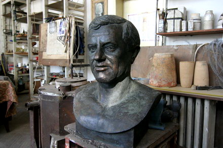 pnl a facut comanda artistul a realizat opera in bronz bustul fostului viceprimar petrache trandafir pnl a facut comanda artistul a realizat opera in bronz bustul fostului viceprimar petrache trandafir