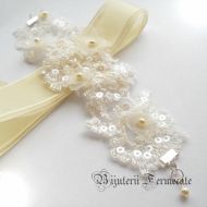 Bratara dantela alba - cu perle Swarovski si flori organza