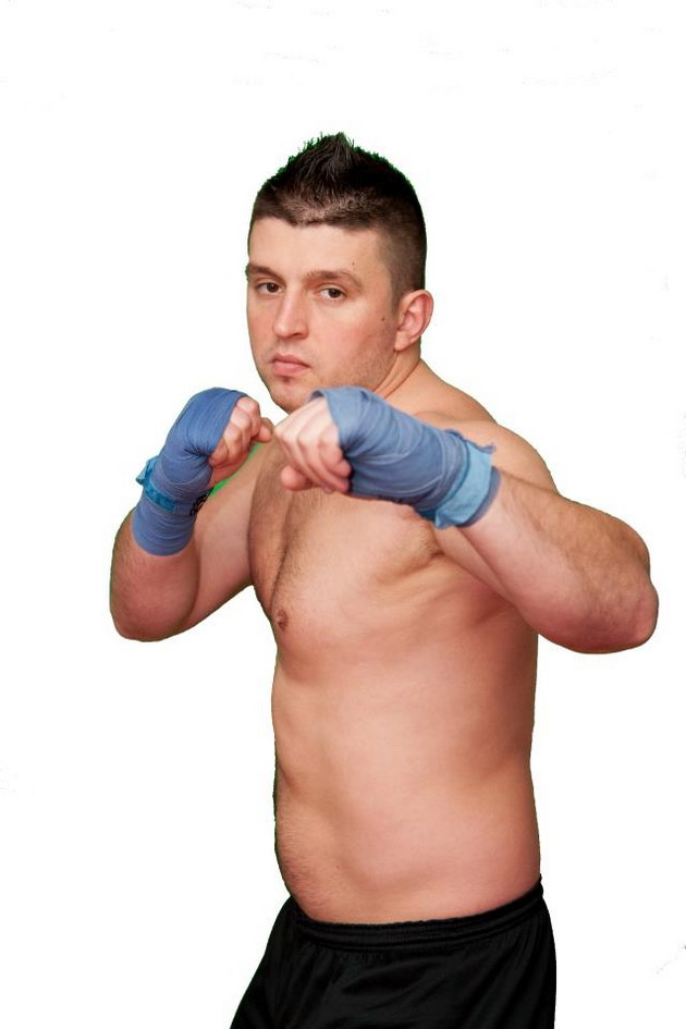 are 120 de kilograme si este campion european de kung fu un absolvent de teologie l a provocat la lupta are 120 de kilograme si este campion european de kung fu un absolvent de teologie l a provocat la lupta