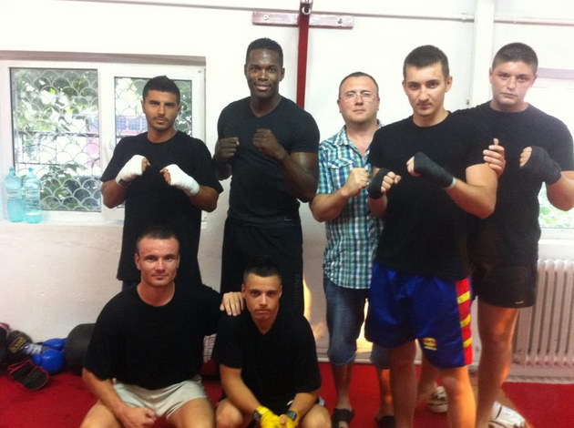 are 120 de kilograme si este campion european de kung fu un absolvent de teologie l a provocat la lupta are 120 de kilograme si este campion european de kung fu un absolvent de teologie l a provocat la lupta