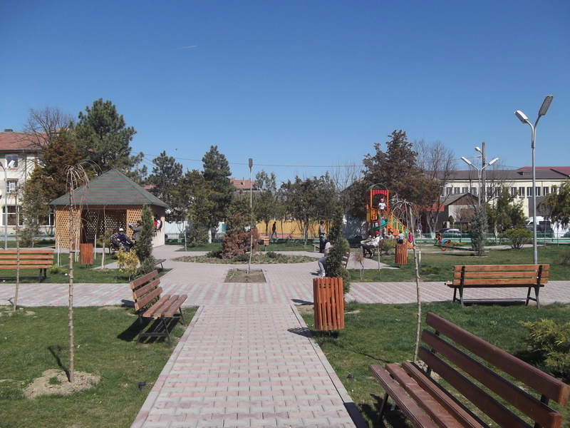 mai mult spatiu verde la harsova s a finalizat amenajarea a doua parcuri urmeaza cel de al treilea galerie