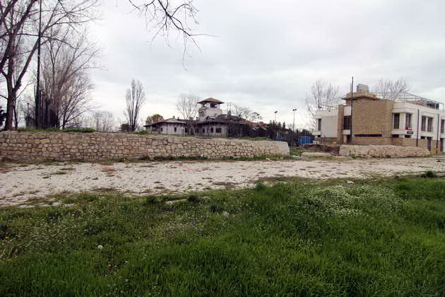 mai sunt 10 zile pana la 1 mai in mamaia langa club castel se tolaneste la soare un teren bombardat galerie mai sunt 10 zile pana la 1 mai in mamaia langa club castel se tolaneste la soare un teren bombardat galerie