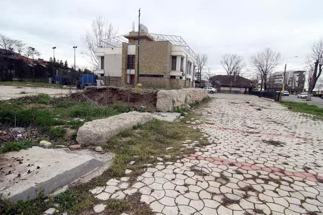 mai sunt 10 zile pana la 1 mai in mamaia langa club castel se tolaneste la soare un teren bombardat galerie mai sunt 10 zile pana la 1 mai in mamaia langa club castel se tolaneste la soare un teren bombardat galerie