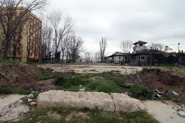 mai sunt 10 zile pana la 1 mai in mamaia langa club castel se tolaneste la soare un teren bombardat galerie mai sunt 10 zile pana la 1 mai in mamaia langa club castel se tolaneste la soare un teren bombardat galerie