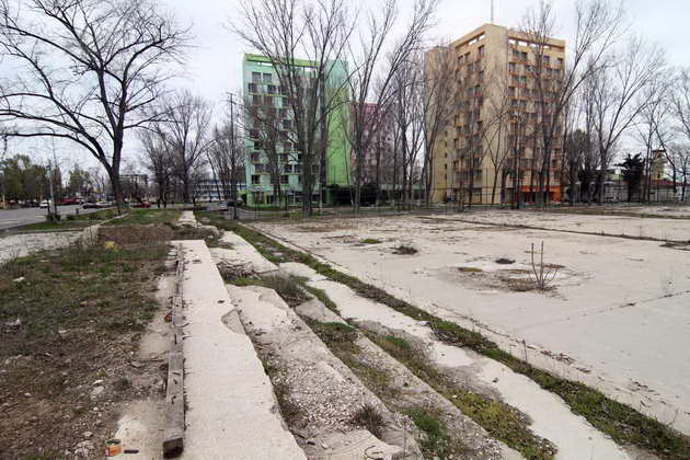 mai sunt 10 zile pana la 1 mai in mamaia langa club castel se tolaneste la soare un teren bombardat galerie mai sunt 10 zile pana la 1 mai in mamaia langa club castel se tolaneste la soare un teren bombardat galerie