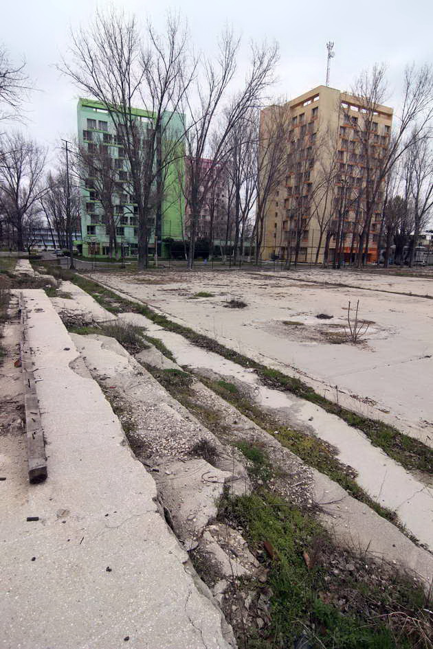 mai sunt 10 zile pana la 1 mai in mamaia langa club castel se tolaneste la soare un teren bombardat galerie mai sunt 10 zile pana la 1 mai in mamaia langa club castel se tolaneste la soare un teren bombardat galerie