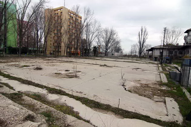 mai sunt 10 zile pana la 1 mai in mamaia langa club castel se tolaneste la soare un teren bombardat galerie mai sunt 10 zile pana la 1 mai in mamaia langa club castel se tolaneste la soare un teren bombardat galerie