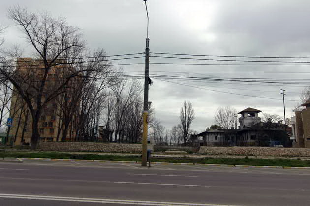 mai sunt 10 zile pana la 1 mai in mamaia langa club castel se tolaneste la soare un teren bombardat galerie mai sunt 10 zile pana la 1 mai in mamaia langa club castel se tolaneste la soare un teren bombardat galerie