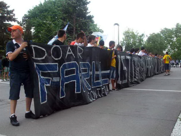 ce au scandat fanii farului la adresa lui radu mazare la mitingul de aseara galerie foto 457372 ce au scandat fanii farului la adresa lui radu mazare la mitingul de aseara galerie foto 457372