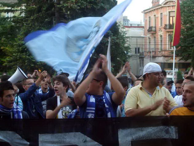 ce au scandat fanii farului la adresa lui radu mazare la mitingul de aseara galerie foto 457372 ce au scandat fanii farului la adresa lui radu mazare la mitingul de aseara galerie foto 457372