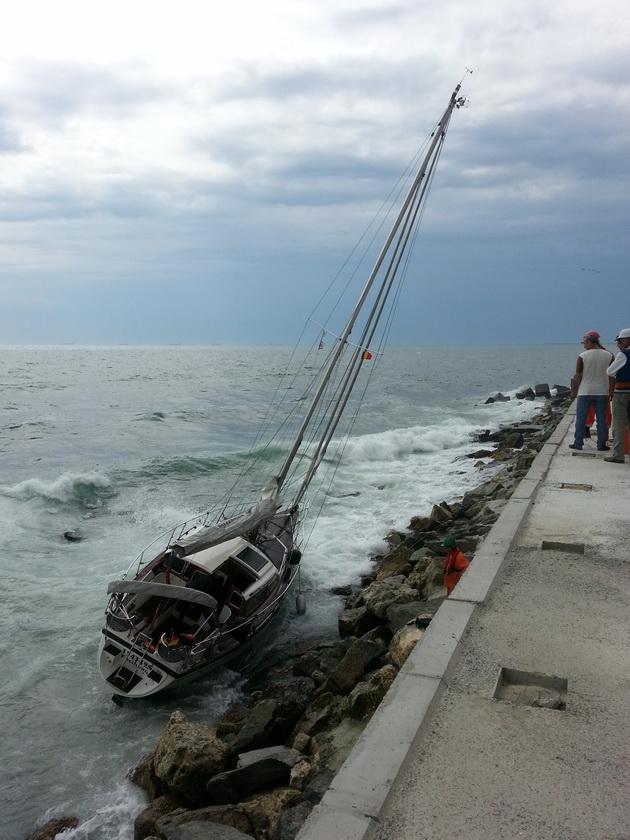 yachtul unui german izbit de stancile falezei din constanta galerie foto 459856 yachtul unui german izbit de stancile falezei din constanta galerie foto 459856