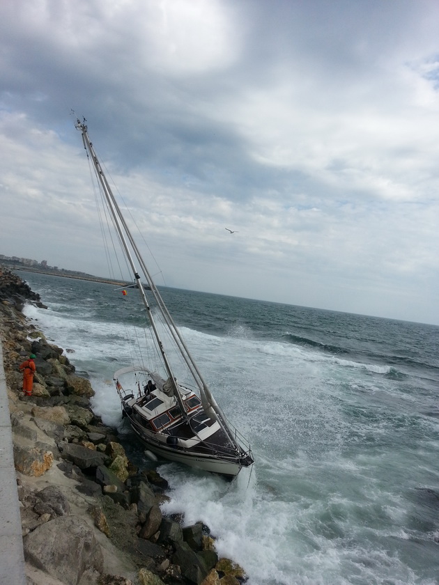 yachtul unui german izbit de stancile falezei din constanta galerie foto 459856 yachtul unui german izbit de stancile falezei din constanta galerie foto 459856