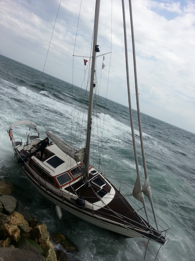 yachtul unui german izbit de stancile falezei din constanta galerie foto 459856 yachtul unui german izbit de stancile falezei din constanta galerie foto 459856