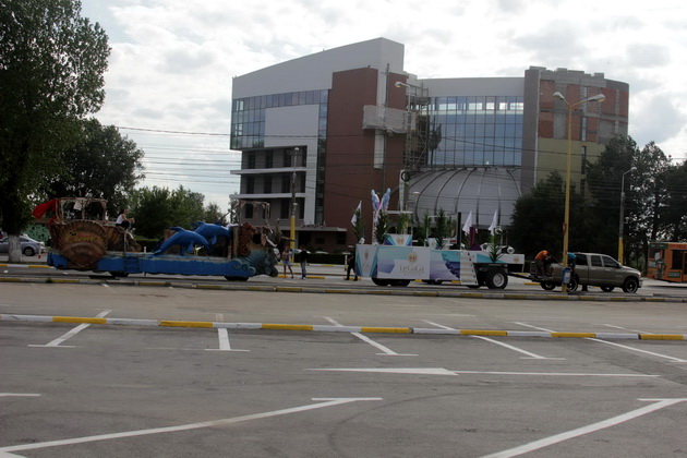 defilarea carelor alegorice se lasa asteptata mazare nemultumit de carul lui botezatu 461752 defilarea carelor alegorice se lasa asteptata mazare nemultumit de carul lui botezatu 461752