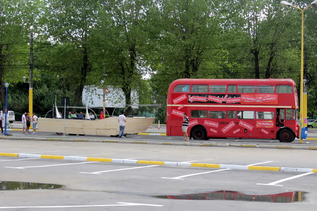 defilarea carelor alegorice se lasa asteptata mazare nemultumit de carul lui botezatu 461752 defilarea carelor alegorice se lasa asteptata mazare nemultumit de carul lui botezatu 461752