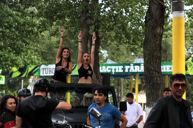 defilarea carelor alegorice se lasa asteptata mazare nemultumit de carul lui botezatu 461752 defilarea carelor alegorice se lasa asteptata mazare nemultumit de carul lui botezatu 461752