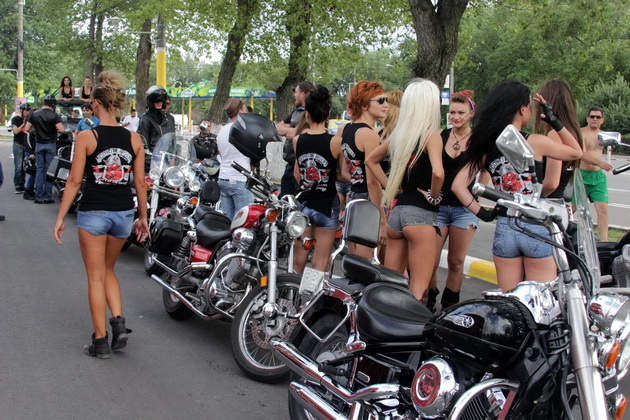 defilarea carelor alegorice se lasa asteptata mazare nemultumit de carul lui botezatu 461752 defilarea carelor alegorice se lasa asteptata mazare nemultumit de carul lui botezatu 461752