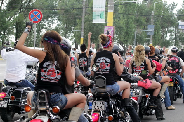 defilarea carelor alegorice se lasa asteptata mazare nemultumit de carul lui botezatu 461752 defilarea carelor alegorice se lasa asteptata mazare nemultumit de carul lui botezatu 461752