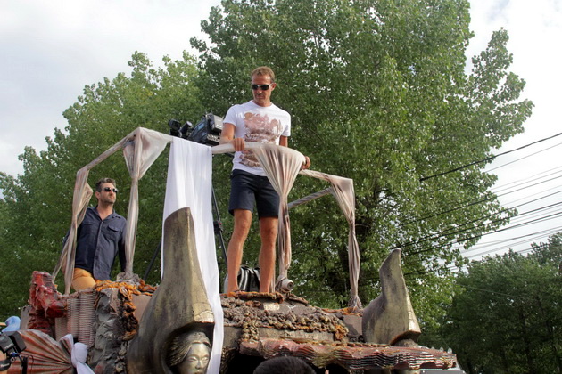 defilarea carelor alegorice se lasa asteptata mazare nemultumit de carul lui botezatu 461752 defilarea carelor alegorice se lasa asteptata mazare nemultumit de carul lui botezatu 461752