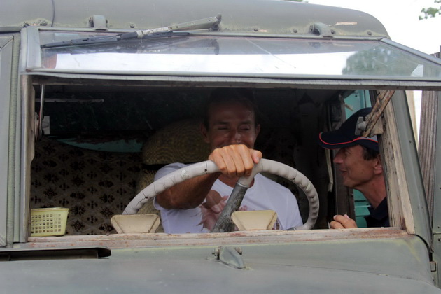 defilarea carelor alegorice se lasa asteptata mazare nemultumit de carul lui botezatu 461752 defilarea carelor alegorice se lasa asteptata mazare nemultumit de carul lui botezatu 461752