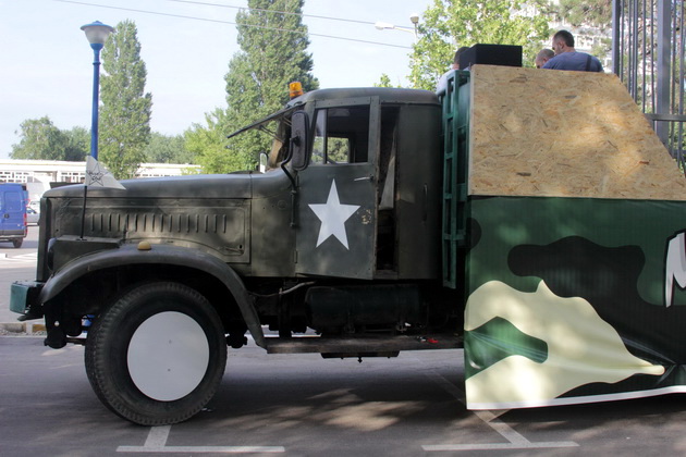 defilarea carelor alegorice se lasa asteptata mazare nemultumit de carul lui botezatu 461752 defilarea carelor alegorice se lasa asteptata mazare nemultumit de carul lui botezatu 461752