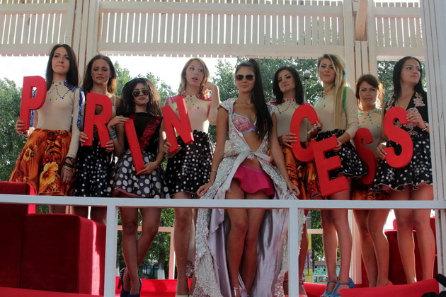 defilarea carelor alegorice se lasa asteptata mazare nemultumit de carul lui botezatu 461752 defilarea carelor alegorice se lasa asteptata mazare nemultumit de carul lui botezatu 461752