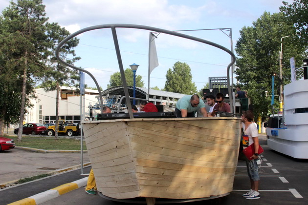 defilarea carelor alegorice se lasa asteptata mazare nemultumit de carul lui botezatu 461752 defilarea carelor alegorice se lasa asteptata mazare nemultumit de carul lui botezatu 461752