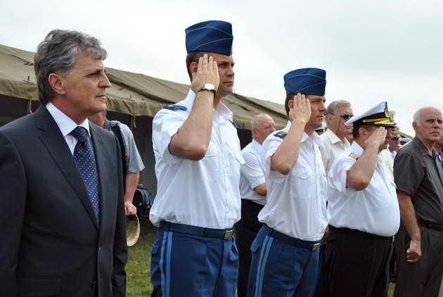 ministrul apararii nationale si seful statului major general prezenti la tuzla galerie foto 462043 ministrul apararii nationale si seful statului major general prezenti la tuzla galerie foto 462043