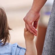 Exclusiv! Cum îi obligă ministerul de finanțe pe viitorii părinți adoptivi să înșele statul, pentru a respecta și codul muncii, și legea adopției?