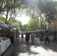 De la mizeria și evaziunea fiscală din piețele constănțene, la plăcerea de a face cumpărături într-o mică piață dintr-un orășel francez