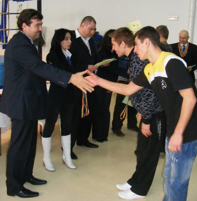 fac o echipa trasnet ca in povestile cu bruce lee si chuck norris cinci medalii de aur la un campionat