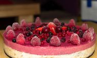 Tort raw cu fructe de pădure