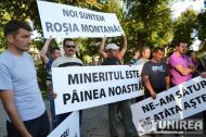 În timp ce televiziunile ne arătau protestele ”salvatorilor” din București, minerii își cereau dreptul la muncă în fața prefecturii din Alba