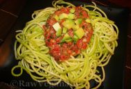 Rawveganjoy.ro Spaghete din dovlecei cu sos de rosii