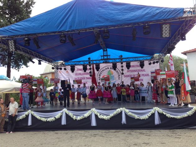 juniorii de la ansamblul din albesti au fost in turcia au dansat au cantat au facut scufundari si au