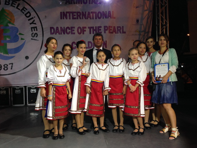 juniorii de la ansamblul din albesti au fost in turcia au dansat au cantat au facut scufundari si au