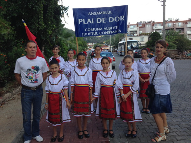 juniorii de la ansamblul din albesti au fost in turcia au dansat au cantat au facut scufundari si au