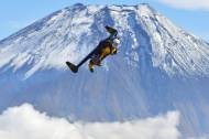 New York Post Omul care zboară în jurul muntelui Fuji