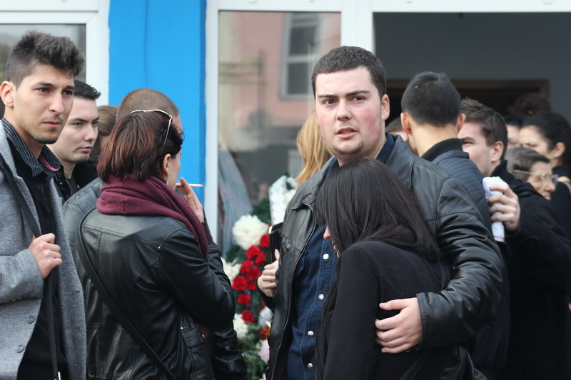 fotoreportaj andreea rosu condusa pe ultimul drum de rude si prieteni 475917