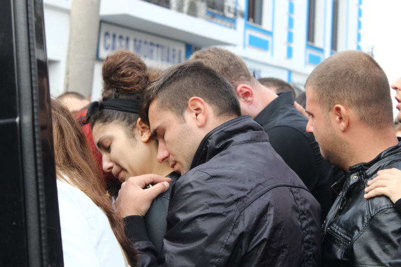 fotoreportaj andreea rosu condusa pe ultimul drum de rude si prieteni 475917