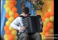 Acordeonist talentat face furori pe internet (video)