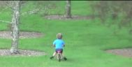 Ce face un biciclist când în faţa lui este un copac (video)