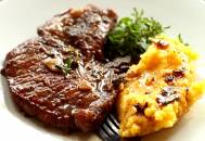 Rețete ideale pentru masa de Crăciun  Cotlete de porc în sos de vin roşu